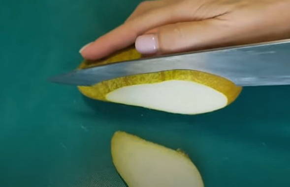 Брускетта с грушей и камамбером