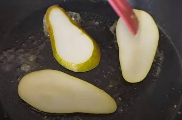 Брускетта с грушей и камамбером