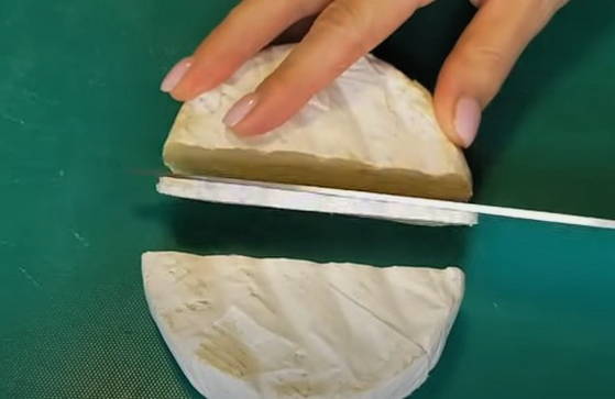 Брускетта с грушей и камамбером