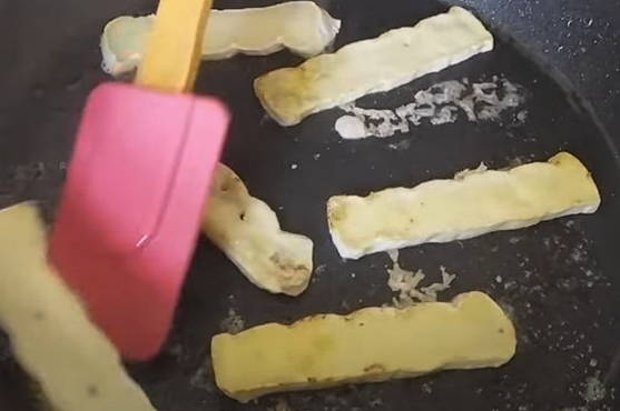 Брускетта с грушей и камамбером