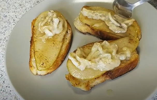 Брускетта с грушей и камамбером
