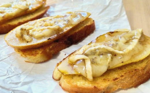 Брускетта с грушей и камамбером