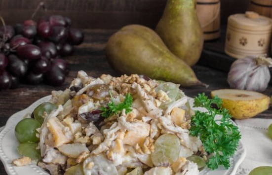 Салат с грушей и куриной грудкой