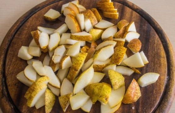 Салат с грушей и куриной грудкой