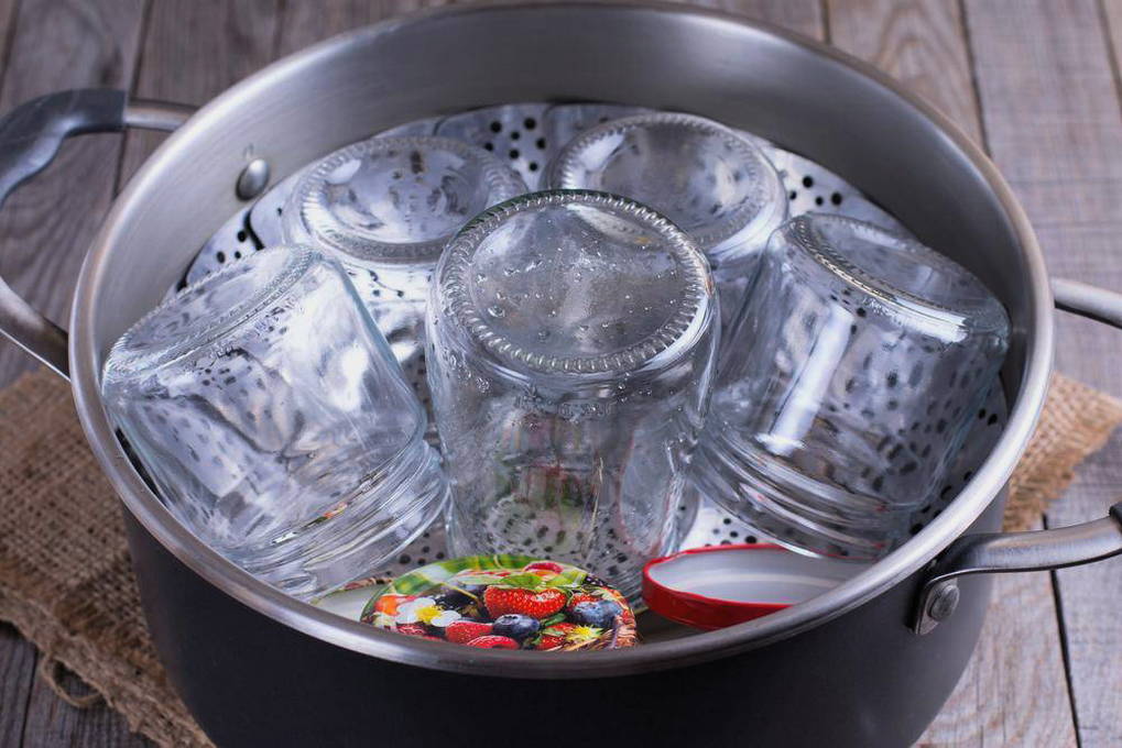 Маринованная слива с гвоздикой без стерилизации на зиму