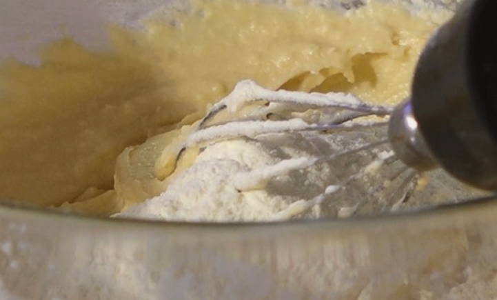 Пирог с консервированными персиками Пирог с консервированными персиками