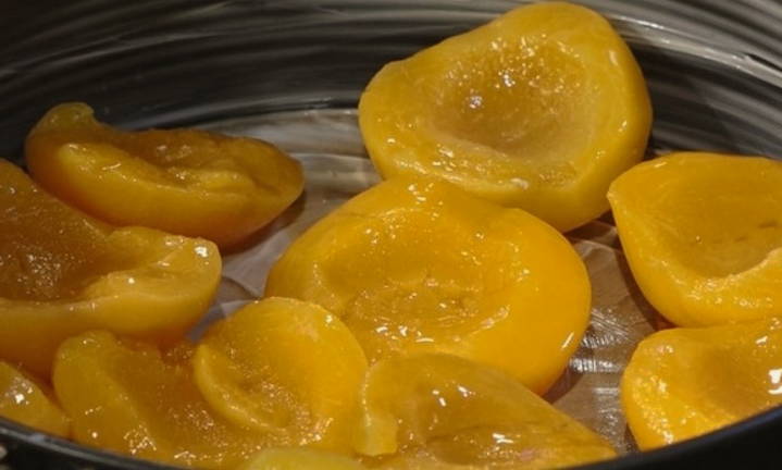 Пирог с консервированными персиками Пирог с консервированными персиками