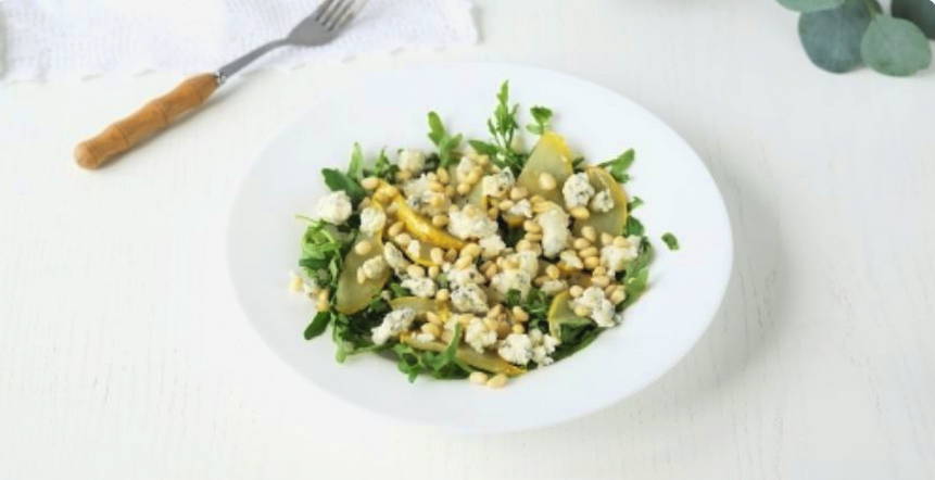 Салат с грушей, сыром дор блю и кедровыми орешками