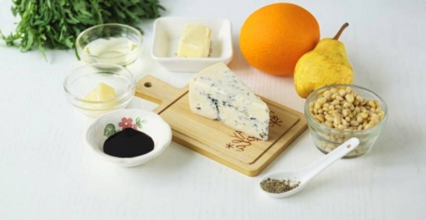 Салат с грушей, сыром дор блю и кедровыми орешками