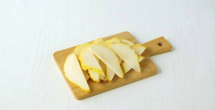 Салат с грушей, сыром дор блю и кедровыми орешками