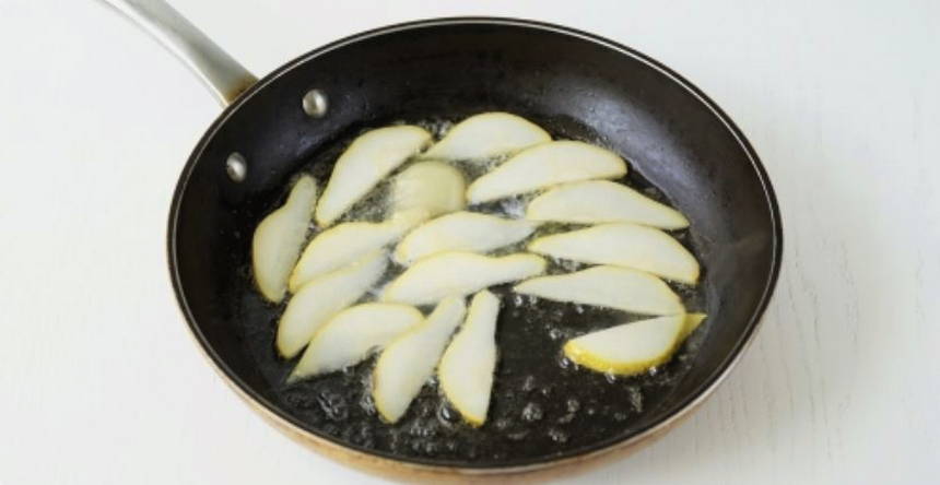 Салат с грушей, сыром дор блю и кедровыми орешками