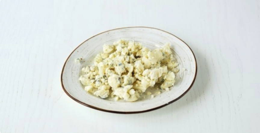 Салат с грушей, сыром дор блю и кедровыми орешками