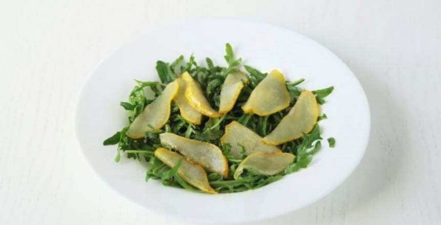 Салат с грушей, сыром дор блю и кедровыми орешками