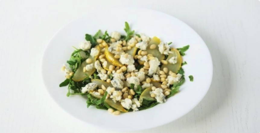 Салат с грушей, сыром дор блю и кедровыми орешками