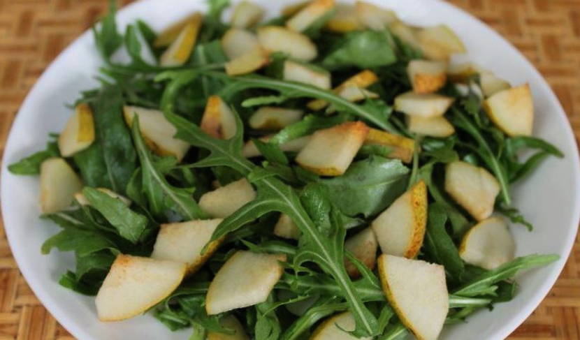 Салат с рукколой и грушей