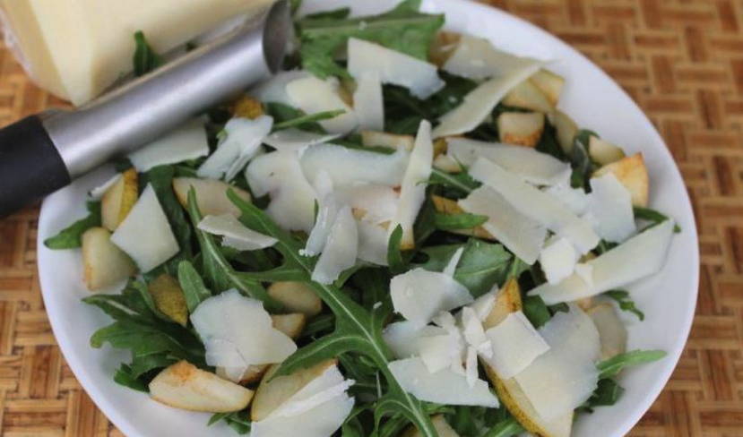 Салат с рукколой и грушей