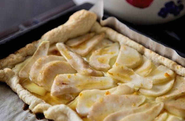 Пирог с грушей и сыром камамбер
