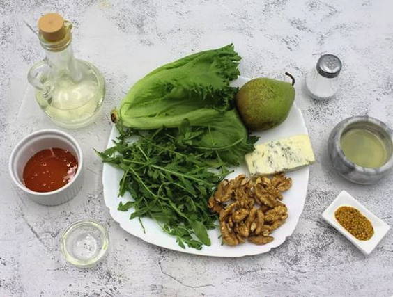 Салат с грушей и сыром дор блю