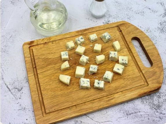 Салат с грушей и сыром дор блю
