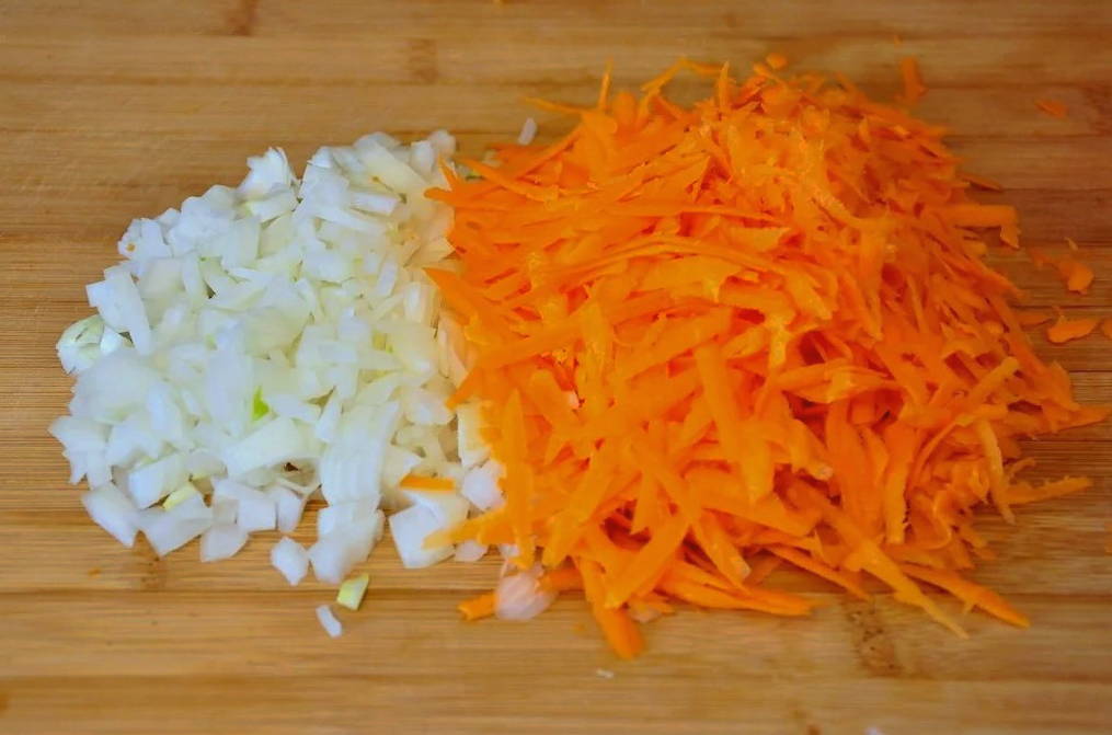 Овощной салат с рисом, помидорами, перцем, морковью и луком на зиму