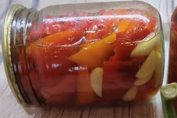 Жареный перец с уксусом и чесноком без стерилизации на зиму в банках Жареный перец с уксусом и чесноком без стерилизации на зиму в банках