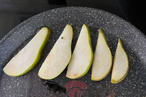 Салат с карамелизированной грушей