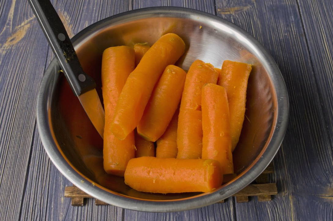 Морковь неочищенная. Морковь вареная ребенку. Морковь вареная ребенку. Морковь нарезанная. Морковь очищенная.