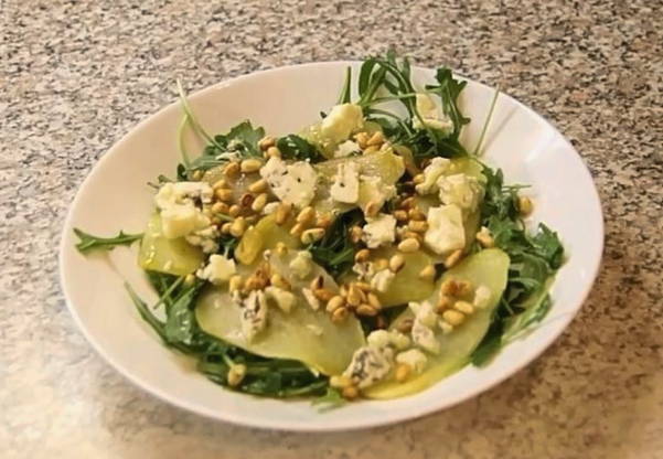 Салат с грушей, рукколой и сыром