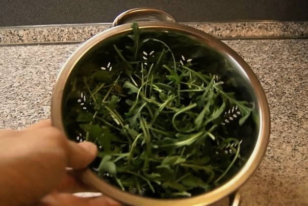 Салат с грушей, рукколой и сыром