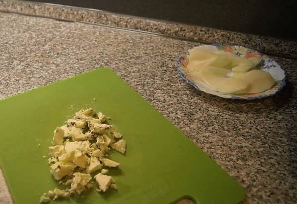 Салат с грушей, рукколой и сыром