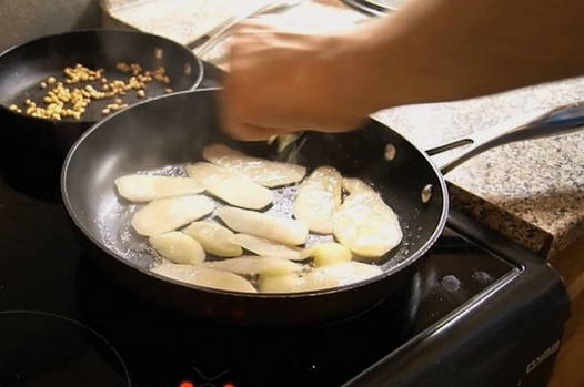 Салат с грушей, рукколой и сыром