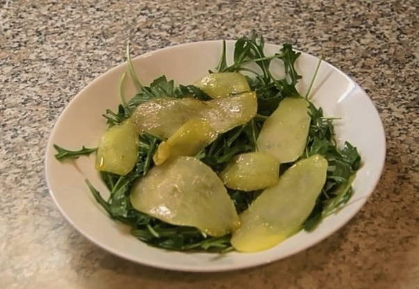 Салат с грушей, рукколой и сыром