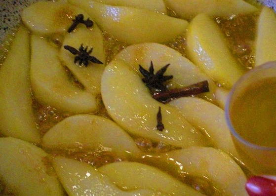 Карамелизированная груша для торта