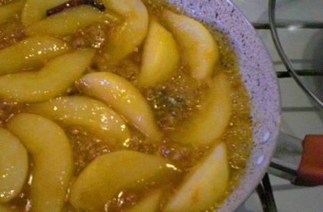 Карамелизированная груша для торта