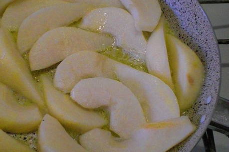 Карамелизированная груша для торта