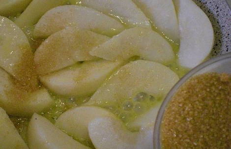 Карамелизированная груша для торта
