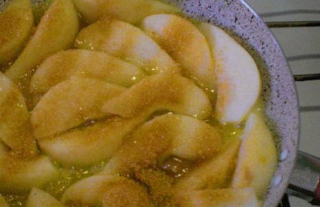 Карамелизированная груша для торта