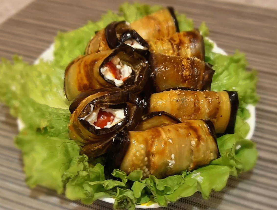 Рулетики из баклажанов с творожным сыром и помидорами