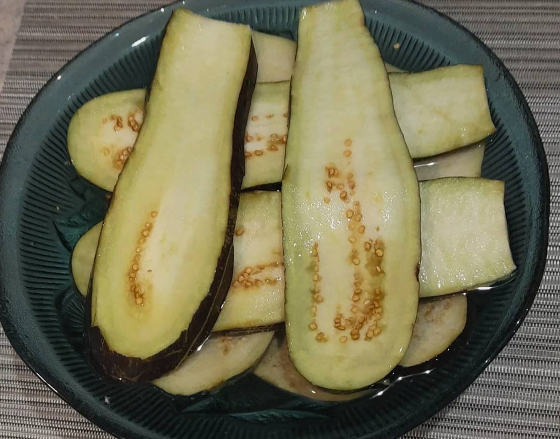 Рулетики из баклажанов с творожным сыром и помидорами