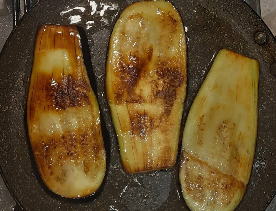 Рулетики из баклажанов с творожным сыром и помидорами