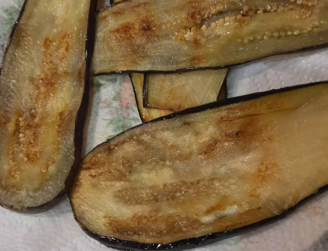 Рулетики из баклажанов с творожным сыром и помидорами