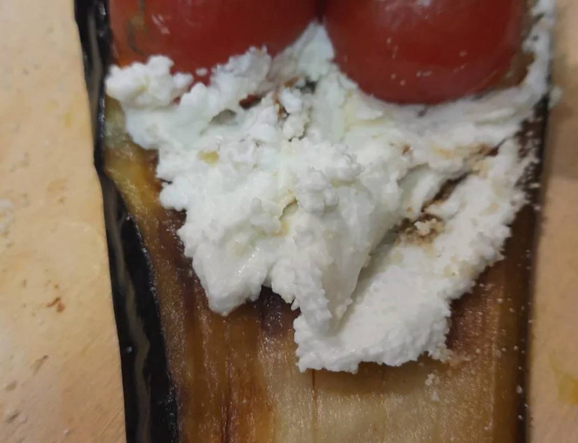 Рулетики из баклажанов с творожным сыром и помидорами