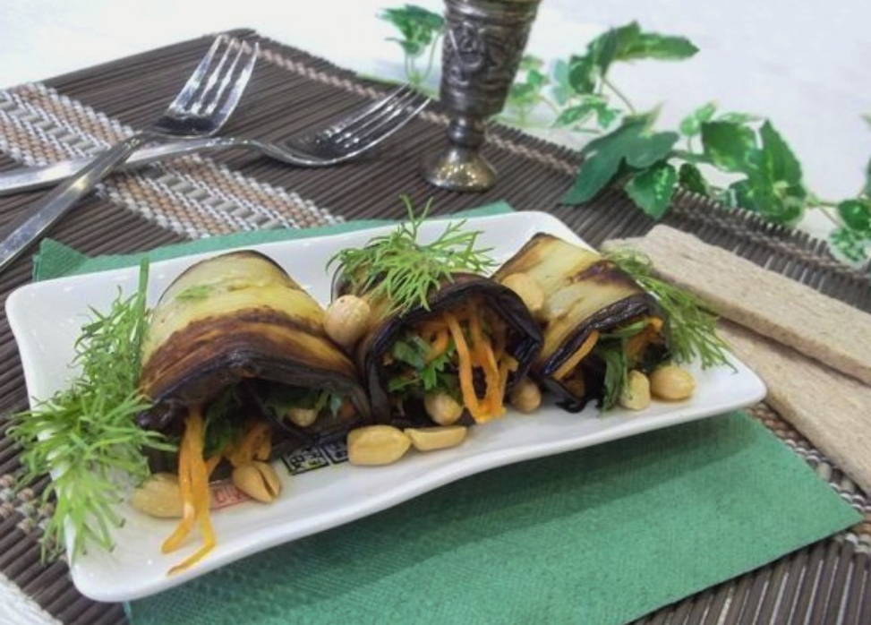 Рулетики из баклажанов с морковью и чесноком