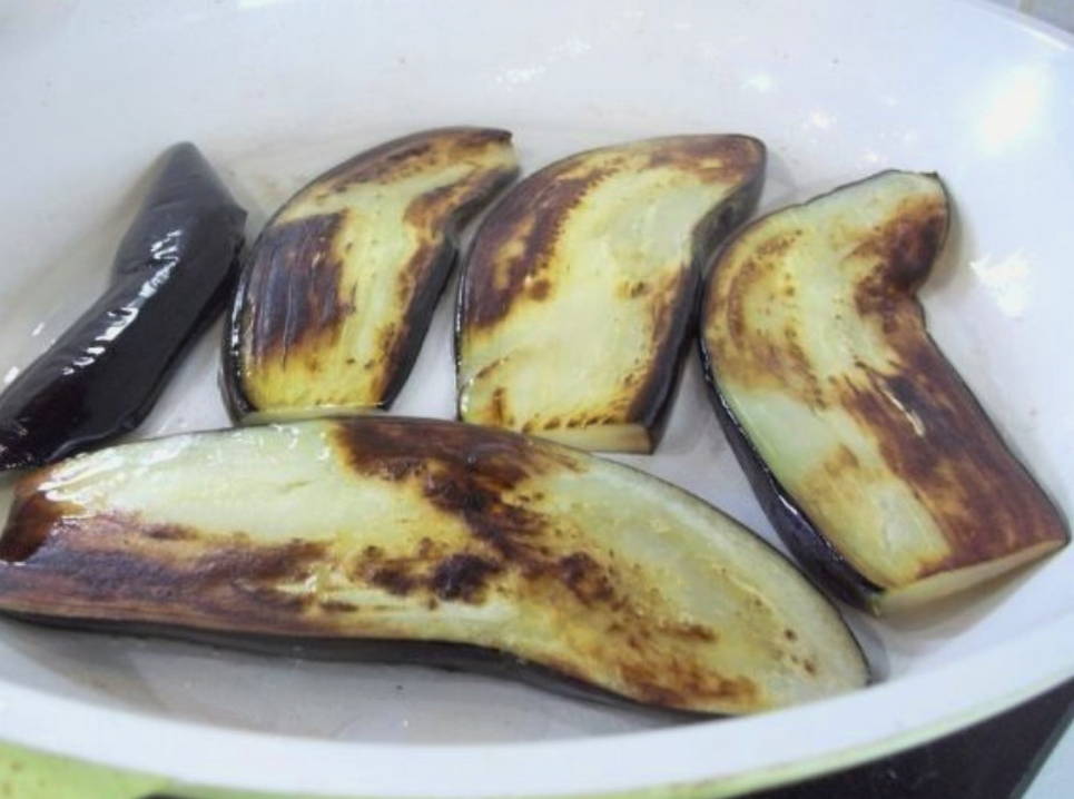Рулетики из баклажанов с морковью и чесноком
