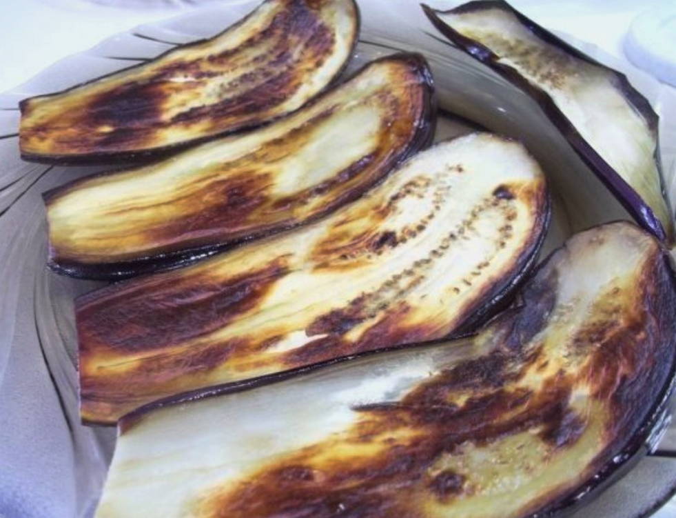 Рулетики из баклажанов с морковью и чесноком