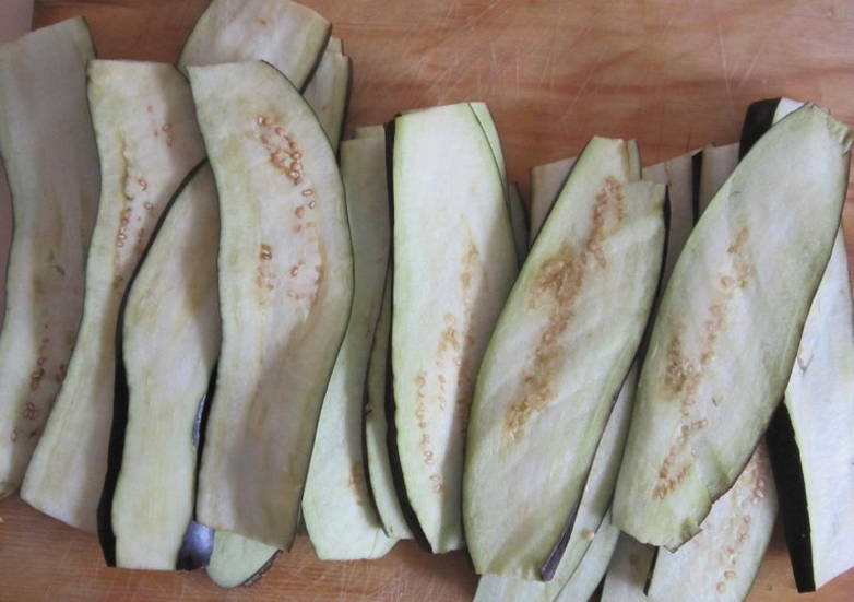 Рулетики из баклажанов с творогом, чесноком и зеленью