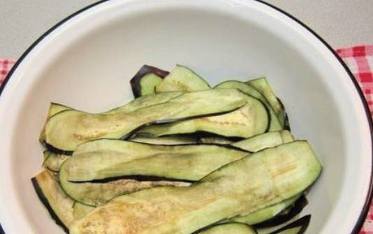 Рулетики из баклажанов с курицей Рулетики из баклажанов с курицей