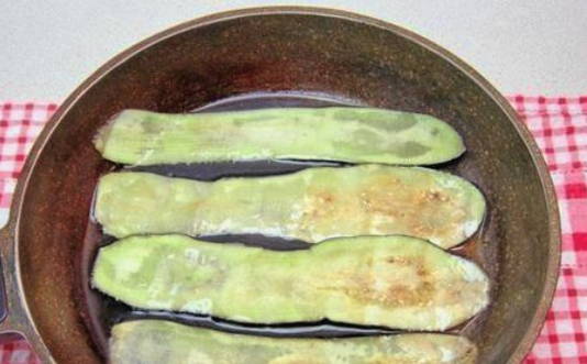 Рулетики из баклажанов с курицей Рулетики из баклажанов с курицей