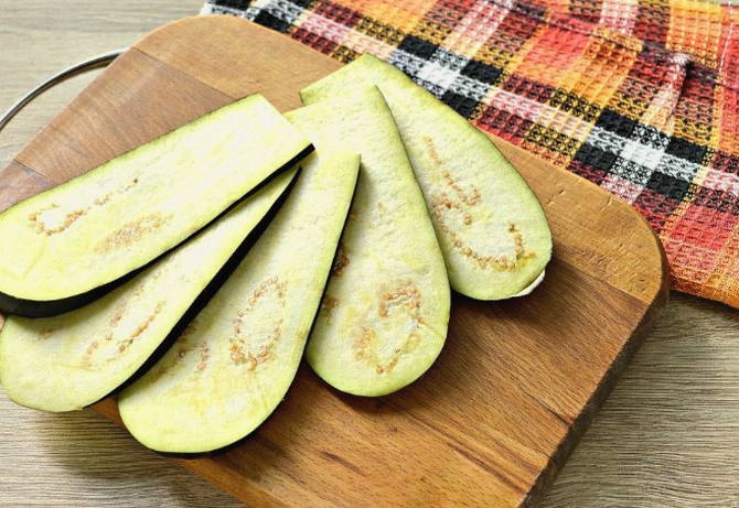 Рулетики из баклажанов с морковью