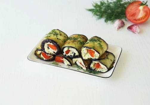 Рулетики из баклажанов с сыром, чесноком и помидорами на сковороде